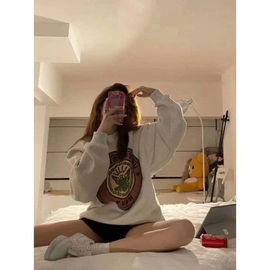 Round neck plus velvet retro badge thick hoodie – PRYCUS MITCHELL INC Round neck plus velvet retro badge thick hoodie – PRYCUS MITCHELL INC